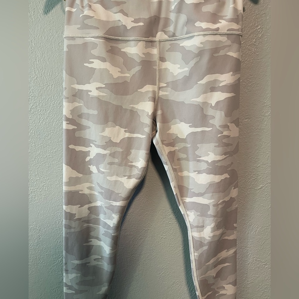NWOT - Athleta Elation 7/8 Tights - Camo - Size Large